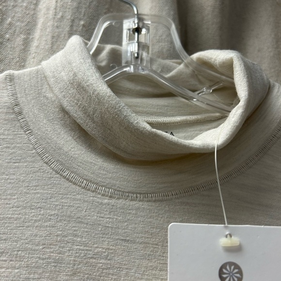 Athleta NWT Designed in San Francisco/ made in Portugal/long sleeve/ivory top/ L - Picture 4 of 10